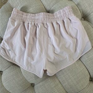 Lululemon Athletica, Hotty Hot, 2.5”, Pale Pink, sz. 8, high rise